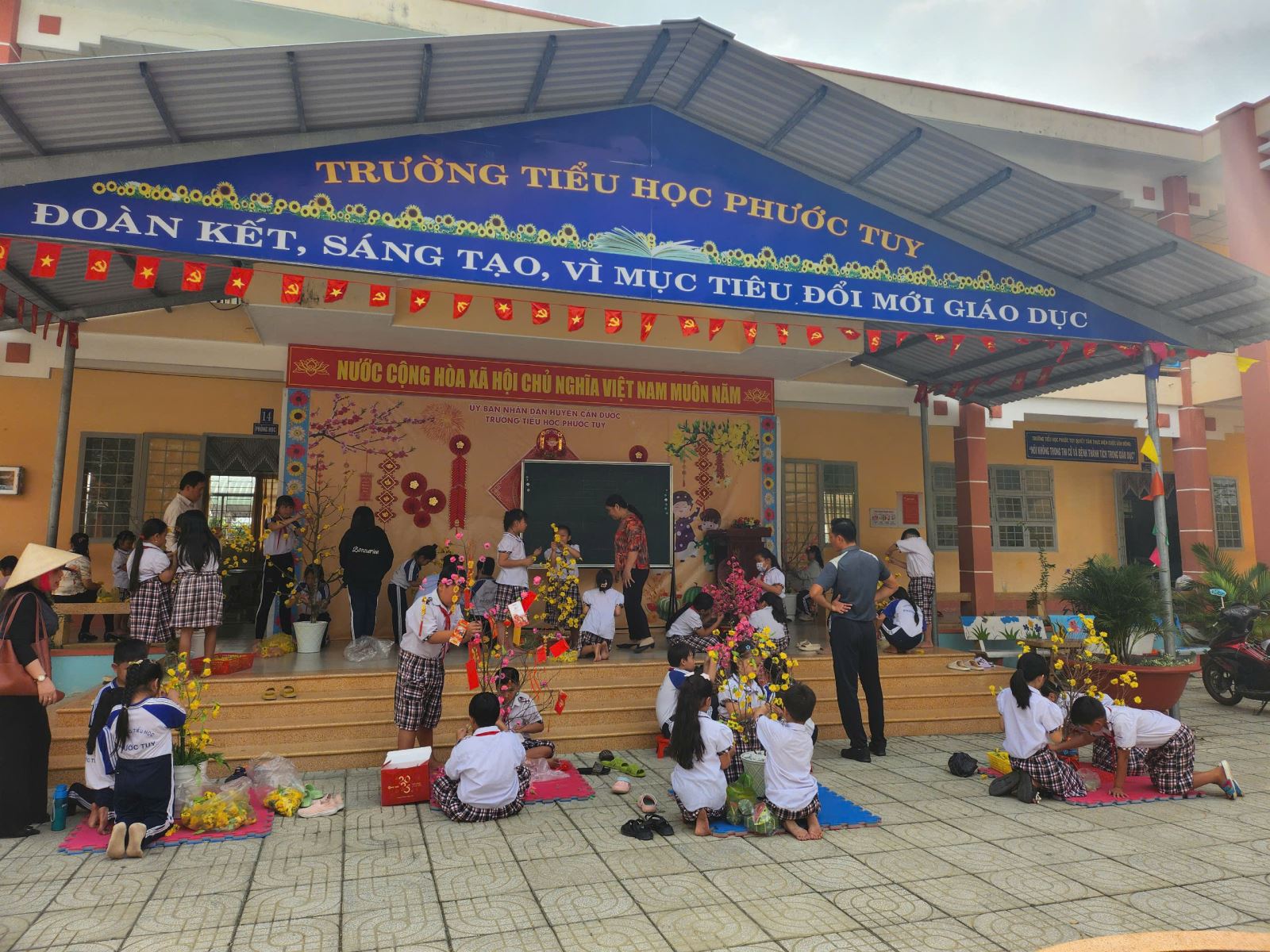 Hội thi trang trí cây mai cây đào ngày Tế